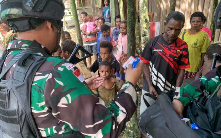 Satgas Yonif 310/KK Bagikan Sabun Mandi Untuk Dukung Kesehatan Warga di Perbatasan