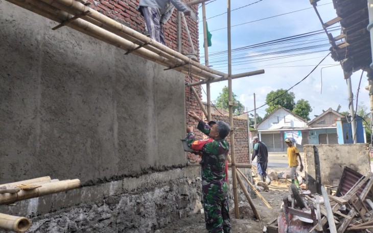 Babinsa Koramil Mantingan Kodim 0805/Ngawi Serka Agung melaksanakan karya bakti membantu pembangunan rumah milik warga binaannya di Desa Pakah Kecamatan Mantingan, Sabtu (03/02/2024).