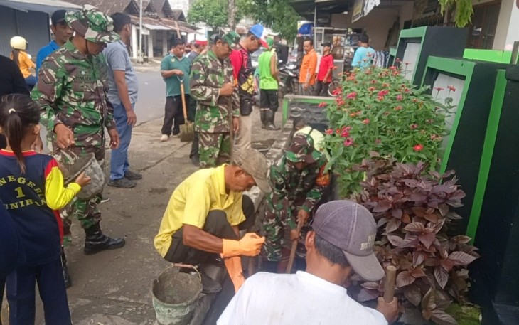 Babinsa Koramil 0805/10 Sine Kodim 0805/Ngawi Serma Mulyoto melaksanakan gotong royong membersihkan gorong -gorong atau selokan air di Desa Kuniran Kecamatan Sine Kab Ngawi, Jum'at (15/03/2024)