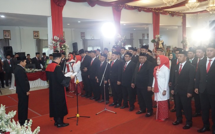 Acara pelantikan 44 anggota DPRD Kabupaten Karanganyar periode 2024 - 2029, di Ruang Paripurna DPRD setempat, pada Selasa (27/8/2024)