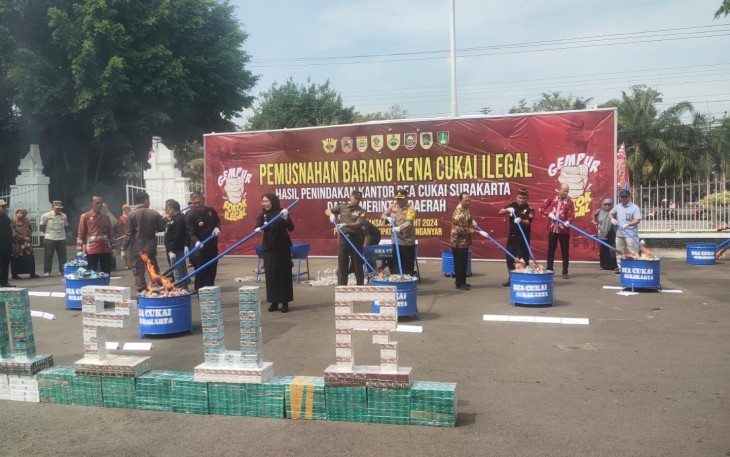 Bea Cukai Surakarta dan Pemkab Karanganyar beserta Forkopimda Karanganyar menggelar kegiatan pemusnahan Barang Menjadi Milik Negara (BMMN), di halaman Pendopo Rumah Dinas Bupati Karanganyar, Kamis (29/08/2024)