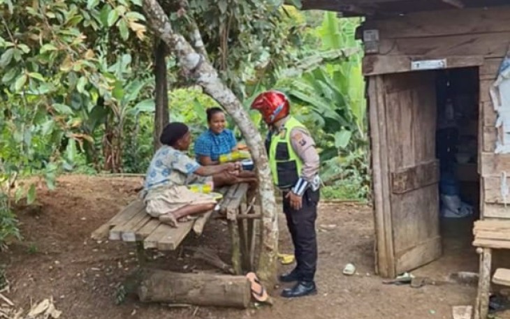 Polisi Sat Lantas Polres Tapsel Berbagi Makan Siang Gratis 
