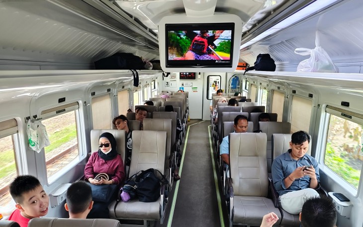 Penumpang kereta api Blora Jaya menikmati perjalanan dari Stasiun Cepu menuju Semarang