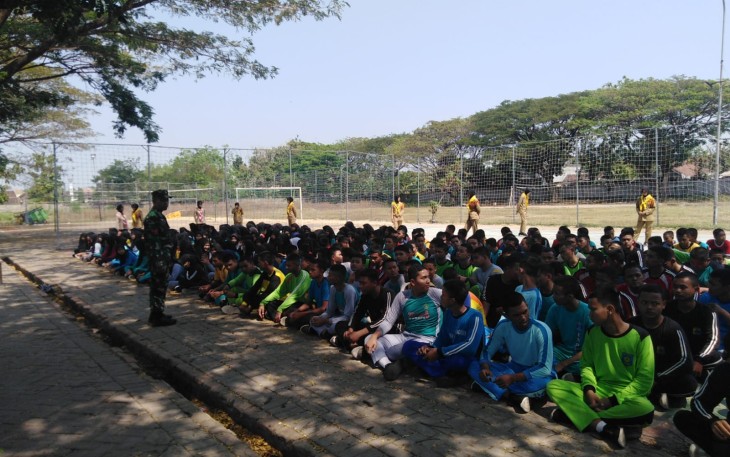Anggota Koramil 0803/04 Jiwan Laksanakan Pembinaan Karakter dan Kedisiplinan di SMKN 2 Jiwan
