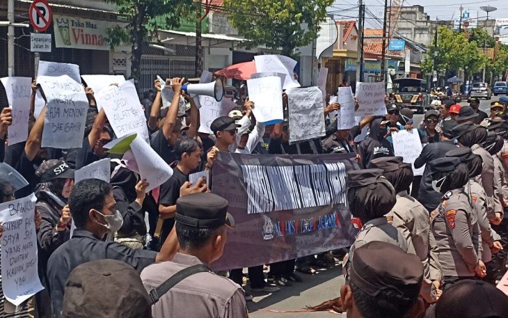 Aliansi Topi Jerami Gelar Aksi di Depan Bawaslu Indramayu