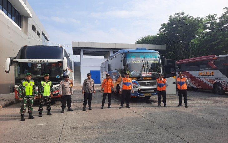 Anggota Kodim 0803/Madiun bersama pihak terkait melaksanakan kegiatan pengamanan di Terminal Purboyo, Kamis (26/12)