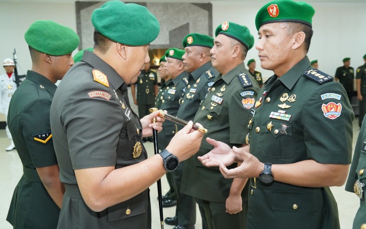 Gubernur Akademi Militer Mayjen TNI R. Sidharta Wisnu Graha, S.E., memimpin rangkaian acara serah terima jabatan (sertijab) dan tradisi warga Akademi Militer yang berlangsung di Gedung Leo Kailola Akmil Magelang