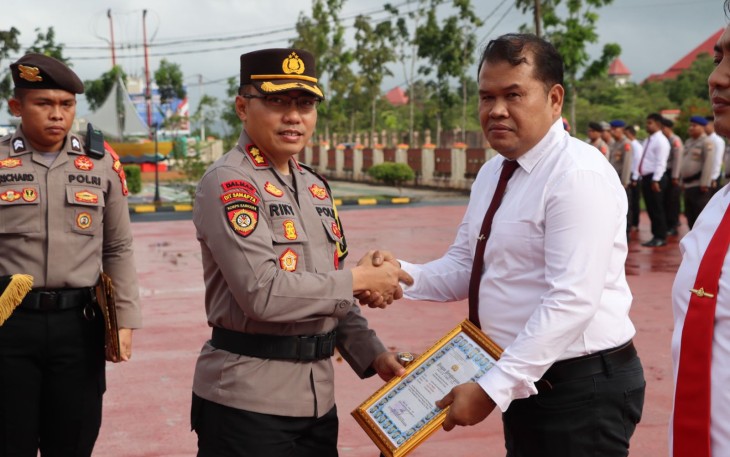 Kepala Kepolisian Resor Bintan AKBP Riky Iswoyo, S.I.K., M.M. memimpin upacara Hari Kesadaran Nasional yang dilaksanakan di lapangan Bhayangkara Polres Bintan, saat Upacara tersebut Kapolres Bintan memberikan penghargaan kepada personel yang berprestasi, Rabu (17/1/2024)