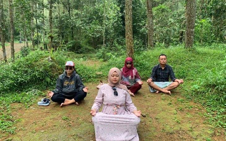 Acintya Sakti bersama peserta program Walking With Me Healing Journey saat sedang melakukan olah pernafasan dan meditasi