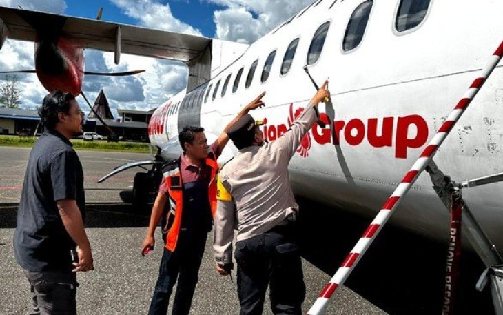 Polisi saat menunjukan titik tembak di badan pesawat Wings Air setelah mendarat aman di Bandara Nop Goliat Dekai, Kabupaten Yahukimo Papua, Sabtu (17/2). 