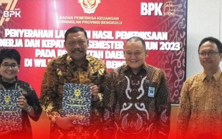 Penyerahan Laporan Hasil Pemeriksaan Kinerja /Foto : MC 