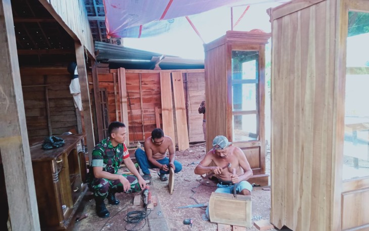 Bintara Pembina Desa Koramil 0805/05 Karangjati Serda Rohim menyambangi pengrajin kayu mebel yang berada di Desa Sawo, Kec. Karangjati, Kabupaten Ngawi, Minggu (25/2/2024)