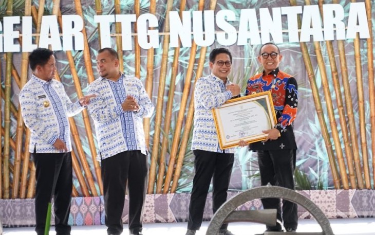 Bupati Kepahiang saat Terima Penghargaan dari Kemendes PDTT