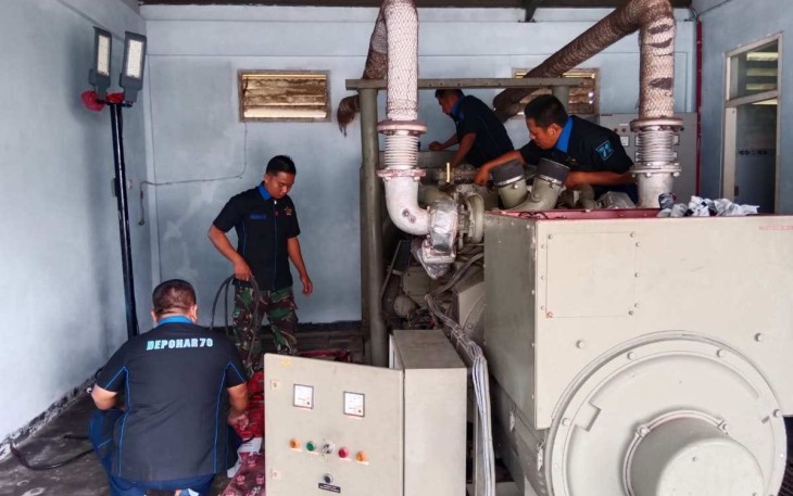 Personel (Teknisi) Satuan Pemeliharaan (Sathar) 71 Depo Pemeliharaan 70 Koharmatau melaksanakan Bantuan Pemeliharaan Lapangan (Banharlap), pemeriksaan (stripping) dan perbaikan genset di Lanud Supadio, Pontianak, Kalimatan Barat, Senin (22/01/2024)