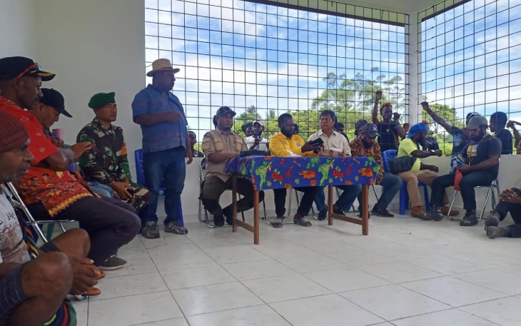 Babinsa Koramil 1710-03/Kuala Kencana, Koptu Johansyah menghadiri acara sosialisasi pemilihan kepala kampung di Balai Kampung Wangirja SP9, Distrik Iwaka, Kabupaten Mimika, Sabtu (13/01/2024)