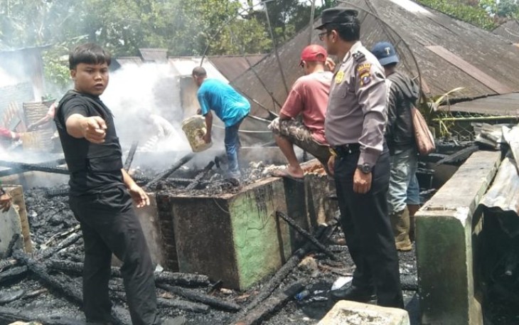 Personel Polsek Batang Toru saat turun ke lokasi kejadian kebakaran