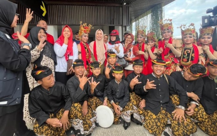 Istri calon presiden nomor urut 3 Ganjar Pranowo, Siti Atikoh Suprianti saat safari politik IV ke wilayah tapal kuda Provinisi Jawa Timur (Jatim).