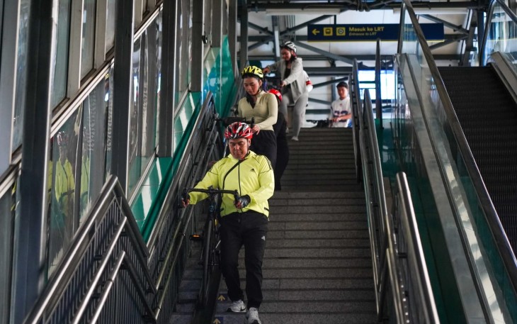 Pengguna LRT Jabodebek saat membawa sepeda standar (sepeda non-lipat)