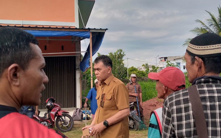 Wan Siswandi Bangun Pangkalan Ojek Pasar Baru Menggunakan Anggaran Pribadi 