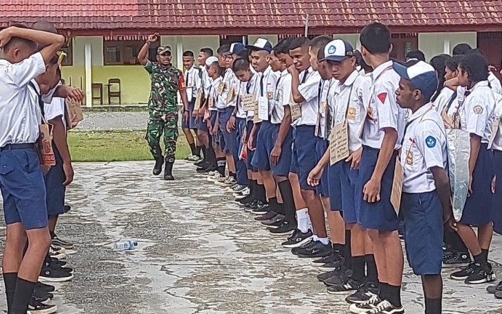 Babinsa Koramil 1710-03/Kuala Kencana Latih PBB Pelajar Baru SMKN 1 Mimika