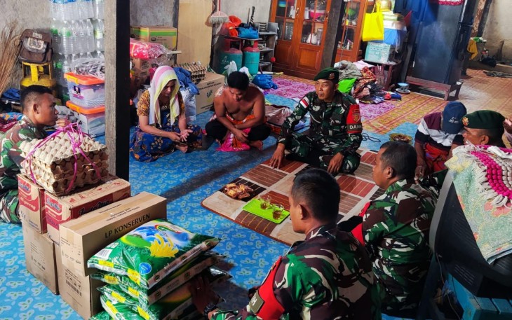 Satgas Pamtas Yonarmed 11 Kostrad Beri Sembako Terhadap Korban Kebakaran