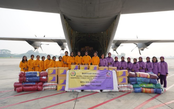 Ketum DP Serahkan Bansos Untuk Masyarakat Terdampak Erupsi Gunung Lewotobi Laki-Laki di NTT