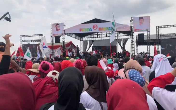 Ribuan Massa Padati Lapangan Sepak Bola Desa Gabuswetan Indramayu