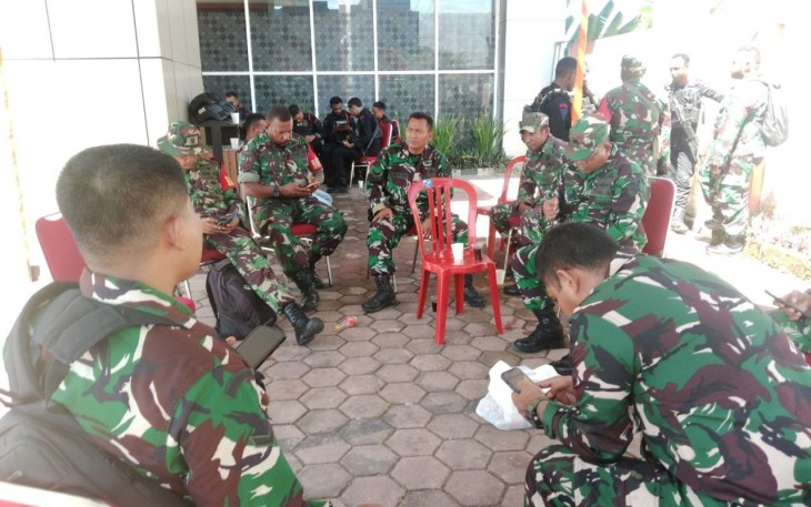 Babinsa Jajaran Kodim 1710/Mimika Bersama Kepolisian Amankan Jalannya Rapat Pleno Penghitungan Suara