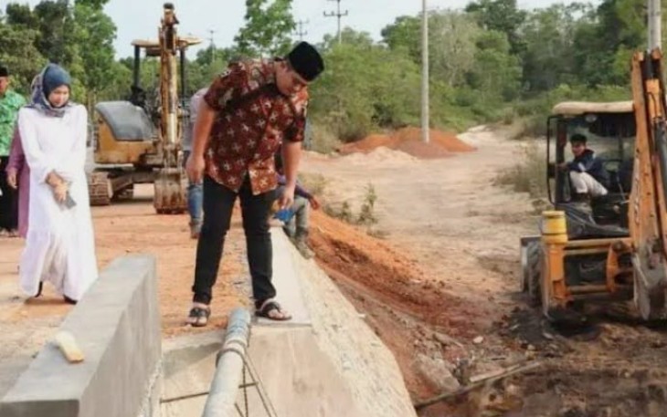 Bupati Bintan Roby Kurniawan SPWK saat mengecek salah satu proyek