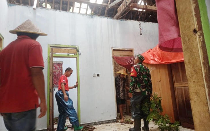 Babinsa Pringapus Bersinergi dengan TRC BPDB dan Warga Gotong Royong Atasi Pohon Tumbang