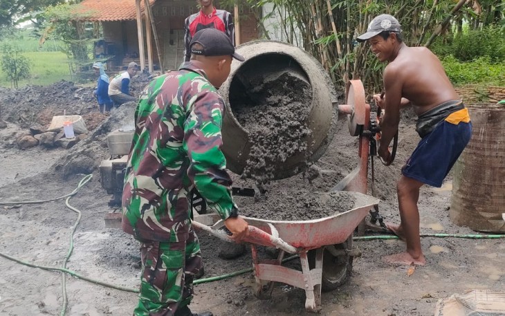  Babinsa Koramil Pilangkenceng Bantu Warga Bangun Musala 