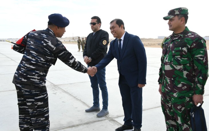  KRI dr. Radjiman Wedyodiningrat-992 (KRI RJW-992) yang tergabung dalam misi kemanusiaan Satgas Port Visit Mesir 2024 dengan membawa bantuan kemanusiaan untuk korban konflik di Gaza akhirnya tiba di Pelabuhan El-Arish, Mesir, Selasa (13/02)