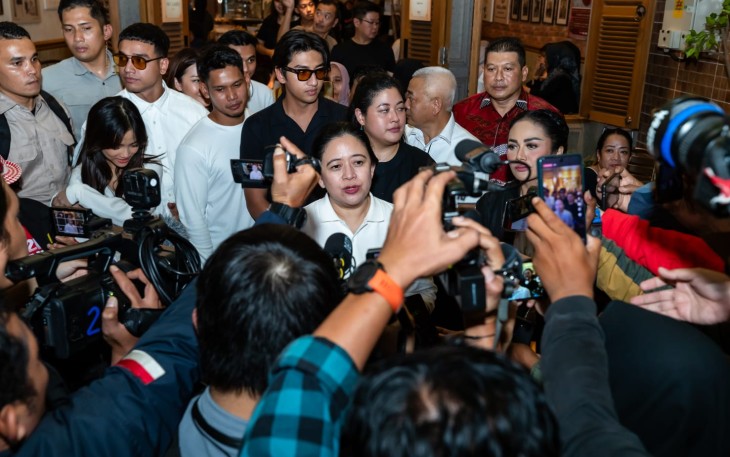 Ketua DPP PDI Perjuangan (PDIP) Puan Maharani usai berdialog dengan kelompok anak muda di kawasan Kayutangan, Malang, Jawa Timur, Sabtu (20/1/2024) malam.