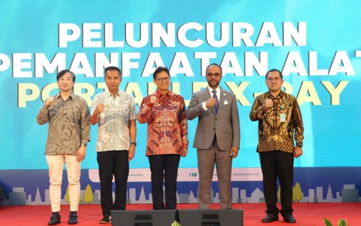 Menkes Budi Gunadi Sadikin (batik merah) saat peluncuran portable X-Ray di Bandung 