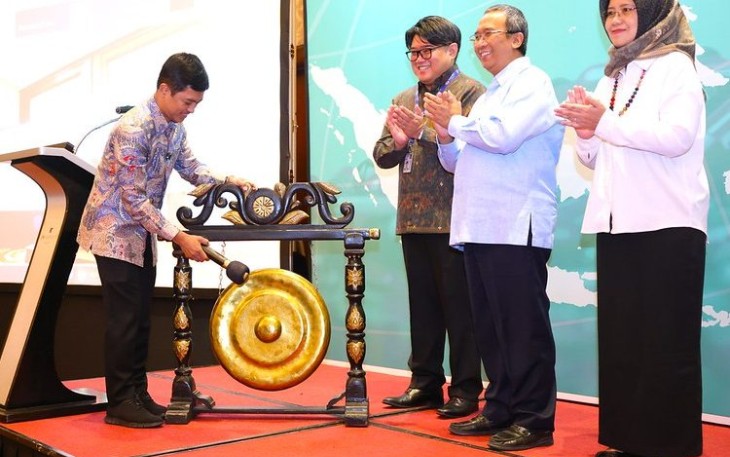 Plt Team Lead Kesehatan WHO Roderick Salenga launching Stranas dengan pukul gong di Jakarta, Senin (19/8)