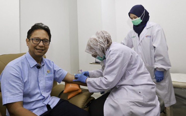 Menkes Budi Gunadi Sadikin tes genomic di RSCM Jakarta, Senin (23/12)