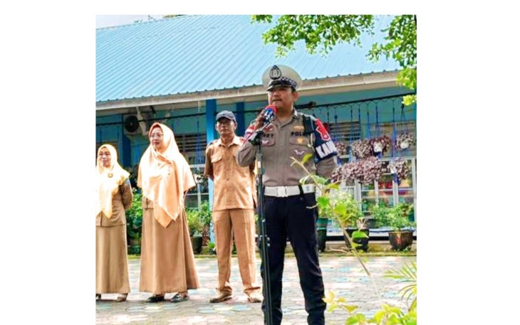 Satlantas Polres Bintan menggelar kegiatan Police Go To School atau Polisi masuk sekolah seperti yang dilaksanakan oleh Satuan lalulintas Polres Bintan yang mendatangi SD NEGERI 004 Toapaya dan menjadi Inspektur Upacara, Senin (15/1/2024)