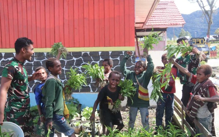 Para Ksatria Tri Dharma mengajak anak-anak untuk memanen kangkung yang ada di Kebun Pos Kotis Mamba, pada Selasa (16/1)