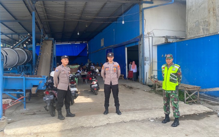 Babinsa Desa Siyotobagus Koptu Didiek anggota Koramil Tipe B 0807/12 Besuki bersama anggota Polri dan petugas keamanan melaksanakan kegiatan pengamanan di Gudang Logistik Pemilu Talapan Kelurahan Tamanan Kecamatan Tulungagung Kabupaten Tulungagung Jawa Timur, Kamis (18/01/2024)
