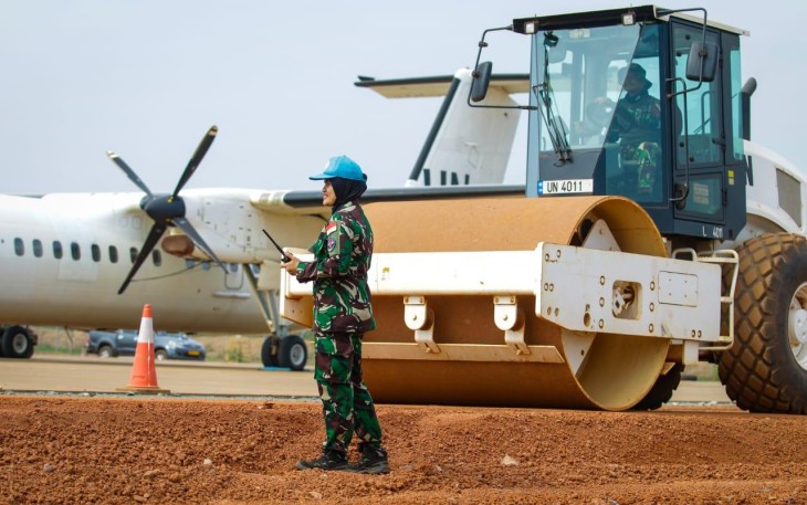 Satuan Tugas (Satgas) Kompi Zeni (Kizi) TNI Kontingen Garuda (Konga) XXXVII-J Multidimensional Intergrated Stabilization Mission in Central Africa (Minusca CAR) ikut andil dalam proses pekerjaan pelebaran lapangan terbang UN Flight Mpoko, Bangui, Selasa (19/03/2024)