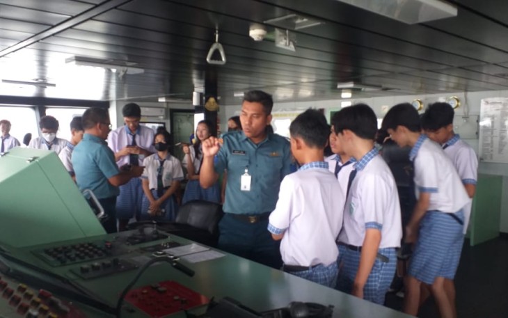 Pelajar TK Santo Yakobus Jakarta Utara dan Pelajar SMP Melania II Jakarta Pusat melaksanakan field trip ke Kolinlamil untuk melihat secara langsung kapal perang KRI Teluk Calang-524 yang tengah sandar di Dermaga Mako Kolinlamil, Tanjung Priok, Jakarta Utara, Rabu (6/3)