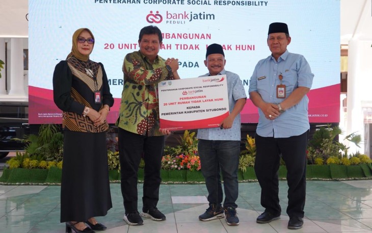 PT Bank Pembangunan Daerah Jawa Timur Tbk (Bank Jatim) saat menyerahkan bantuan Corporate Social Responsibility (CSR) ke Kabupaten Situbondo. 