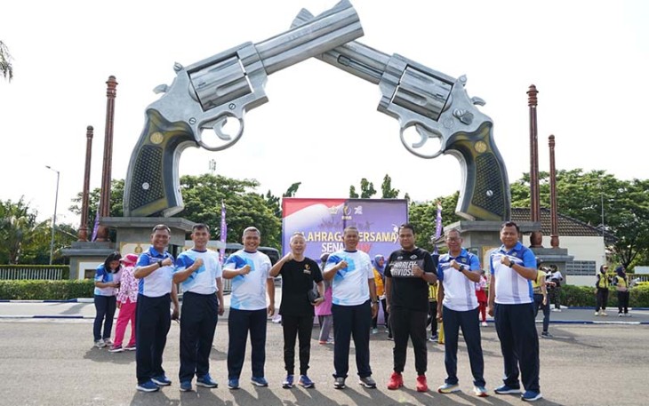 Foto bersama Danpuspomal Olahraga Bersama Komunitas Senam AW