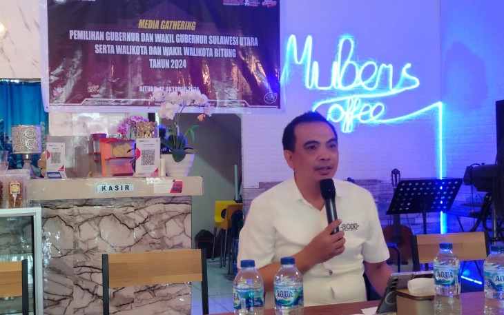 Ketua KPU Kota Bitung Deslie D Sumampouw, S.E saat memberikan keterangan dalam kegiatan media gathering bersama awak media