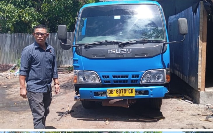 Personel Unit Tipiter Polres Bitung saat melakukan pemeriksaan