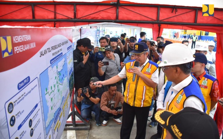Menteri PU saat Tinjau Jalan Tol Fungsional Gending-Krasaan