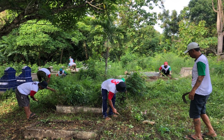 Relawan Jaritangan kerja bakti bersama warga bersihkan makam di Desa Wirogunan, Kecamatan Kartasura, Kabupaten Sukoharjo, Minggu (14/1/2024)