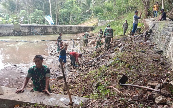 Koramil 0806/13 Dongko dan Warga Desa Pringapus Bersatu Bersihkan Sumber Mata Air