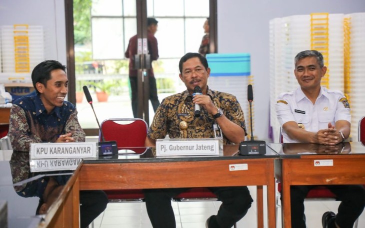 Ketua KPU Karanganyar, Daryono (kiri) saat bersama  Penjabat Gubernur Jawa Tengah Nana Sudjana di kantor KPU Kabupaten Karanganyar.