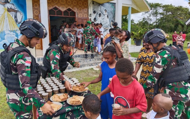  Pos Senggi Satgas Yonif 310/KK bagikan susu dan biskuit gratis pada Jemaat Gereja Kemah Injil Indonesia (GKII) usai melaksanakan Ibadah di Kampung Senggi, Distrik Senggi Kabupaten Keerom, Minggu (10/3/2024)